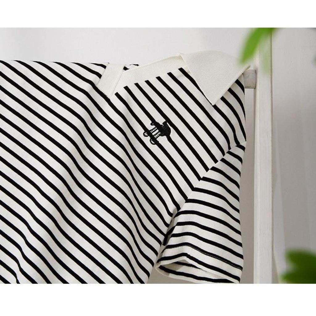 T-shirt pour femme à rayures Knight brodées, col rond, manches courtes, haut d'été polyvalent et décontracté avec rayures contrastées élégantes, lavable en machine