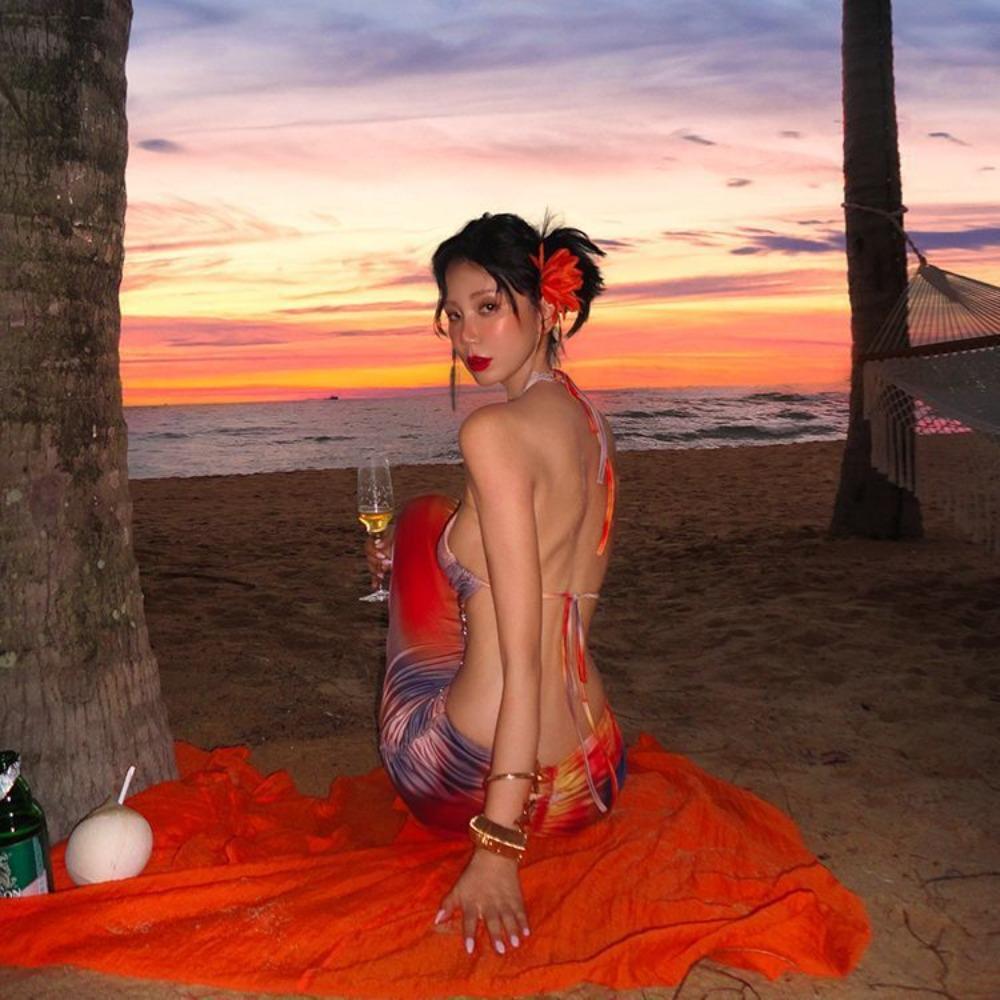 Island vacation wind fall sun sexy bikini swimsuit smudge neck split hip long slim sexy film