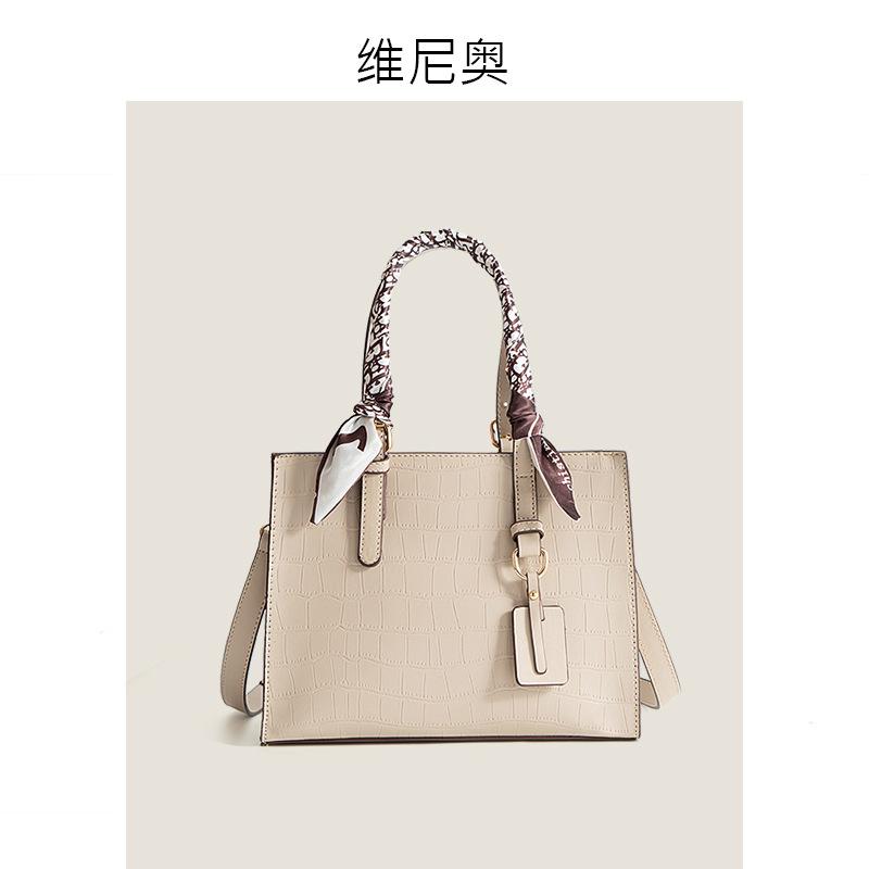 

Women s bag 2025 new commuter large-capacity handbag niche messenger bag free mother bag versatile middle-aged bag