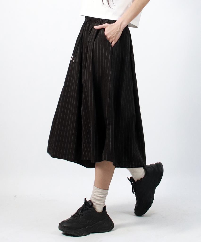 Deumakeu Real Wide Two Tuck Stripe Bumuda Pants - Black
