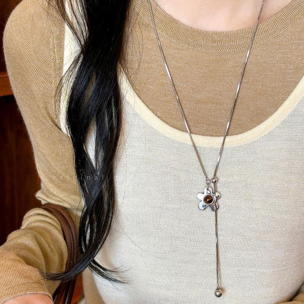 Tiger's eye stone flower love pull necklace women's high sense niche long sweater chain daily versatile retro accessories