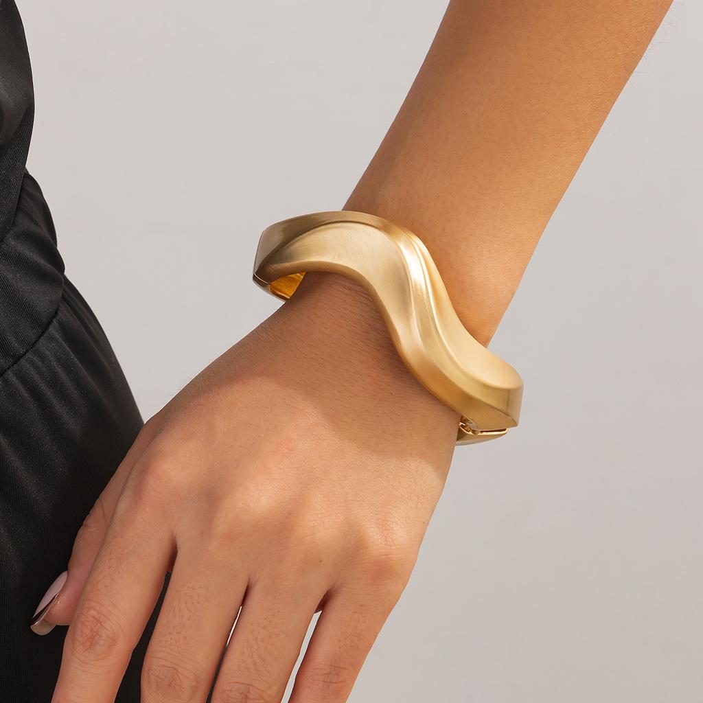 Cold Autumn and Winter Temperament Geometric Splicing Open Bracelet, Design Sense Corrugated Smooth Metal Wind Bracelet Women