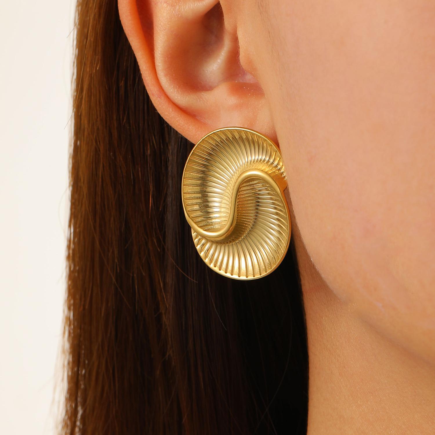 

Titanium steel plated 18k gold water drop texture spiral earrings Internet celebrity same popular color retention stud earrings women