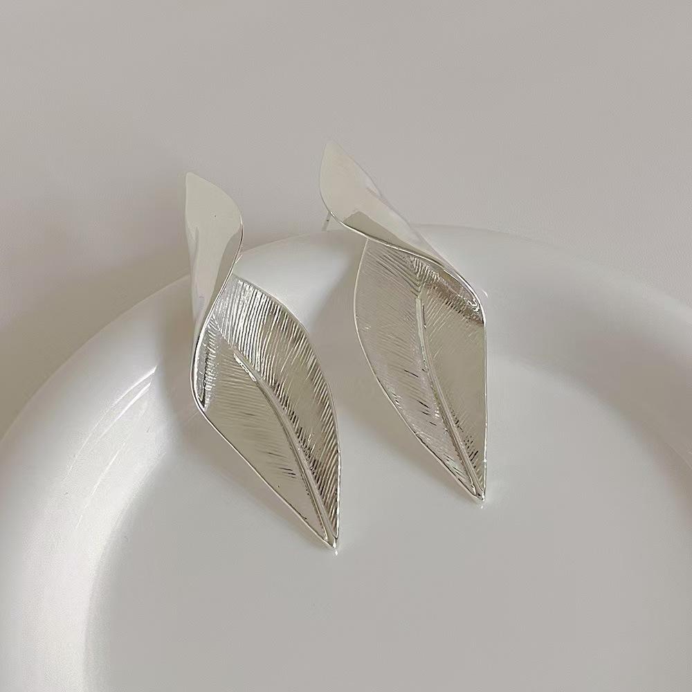 Exaggerated Vintage Irregular Leaf Alloy Earrings For Women