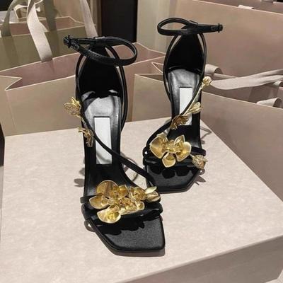 Moda 2025 Novo Estilo Sandálias Femininas de Salto Alto Bico Aberto Quadrado Flor Sexy Salto Fino de Seda Fivela de Um Caractere Sapato Feminino Simples