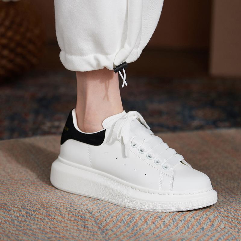 Italské McQueen malé bílé boty dámské 2025 nové jarní a podzimní plátěné boty platforma zvýšení výšky pár pánské boty všestranné sportovní a lei