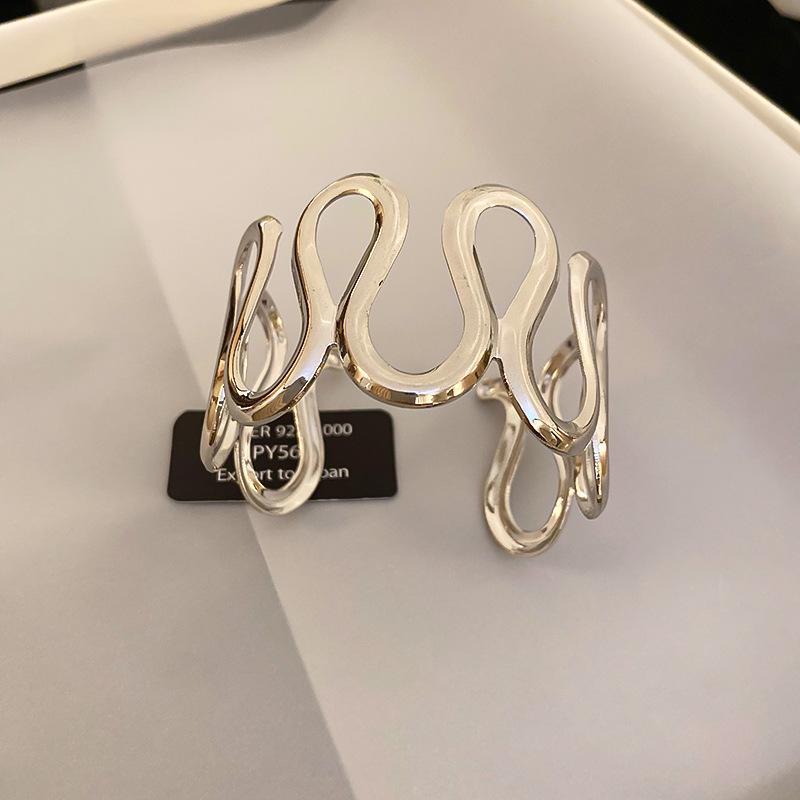 European-American Metal Wave Bracelet: High-End Niche Fashion with Light Luxury Style