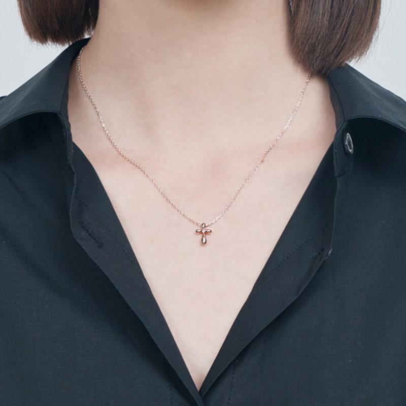 CRANNE Volume Cross Necklace C24NB117