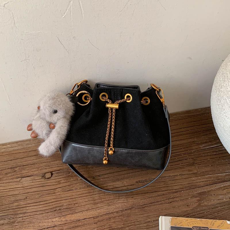 Niche Design Portable Small Bag Women's 2025 Autumn New Contrasting Color Foreign Style Chain Messenger Bag Commuter Bucket Bag