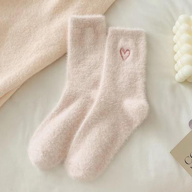 Calcetines gruesos de media caña de visón rosa con corazón bordado para mujer otoño invierno cálidos para dormir en casa color sólido calcetín de felpa