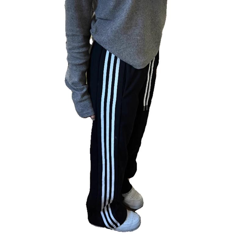 Dámské pruhované splývavé tepláky s rovnými nohavicemi, Jaro/Podzim 2025: Všestranné široké nohavice s manžetami, ležérního střihu.