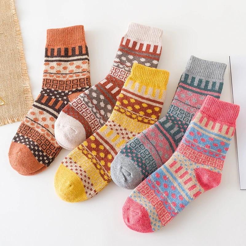 Women's Mid-Calf Reindeer Jacquard Wool Socks - Soft & Comfortable for Autumn and Winter