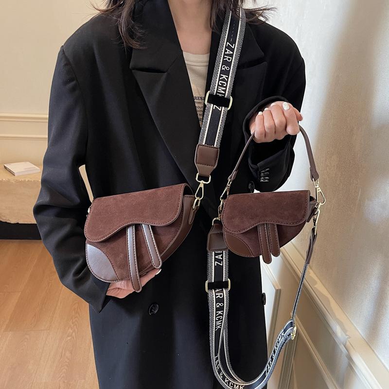 

Матовая бархатная сумка-седло осень-зима новая на плечо через плечо маленький рюкзак 2025 новая сумка для интернет-знаменитостей персонализированная женская сумка Small 14 * 6 * 12 темно-коричневого