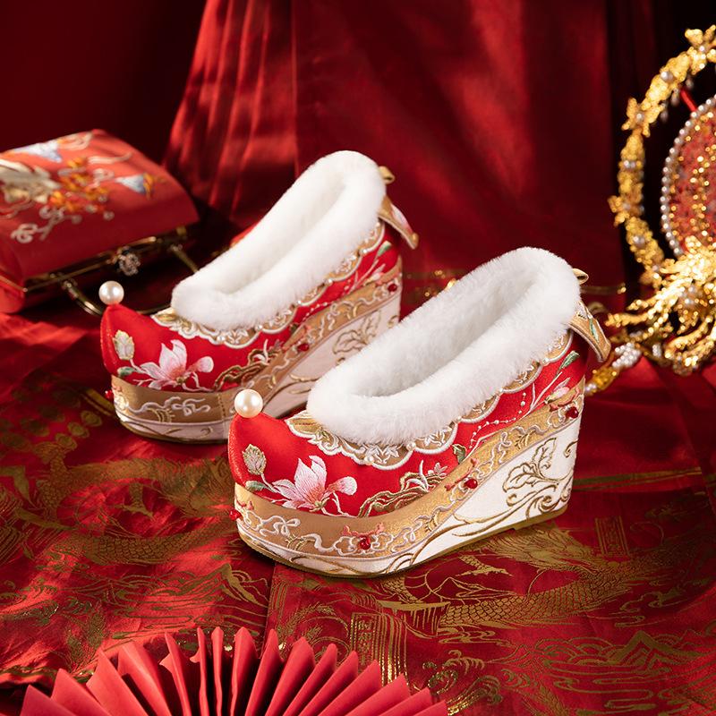 

Обувь ханьфу на высоком каблуке, старинная обувь с покатым каблуком, старинная вышитая обувь с жемчугом, изготовленная на заказ, с деформированной головкой, внутренняя высота увеличивается, бант, свадебная обувь 39