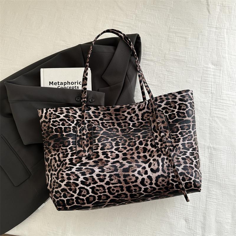 2025 new casual simple fashion commuter shoulder bag European and American retro leopard print large capacity tote bag