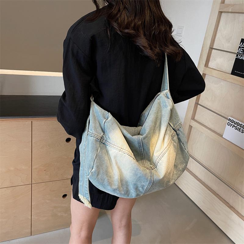 

Корейская версия ленивой сумки через плечо, большая вместимость, высокое чувство, женская сумка 2025, новая простая джинсовая сумка-подушка светло-синий