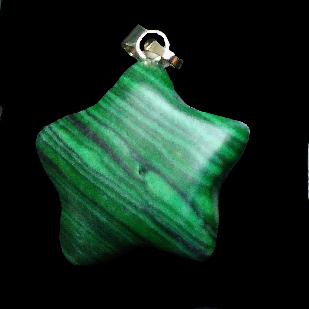 Small Star Pendant In Synthetic Malachite + Chain 2cm Diameter