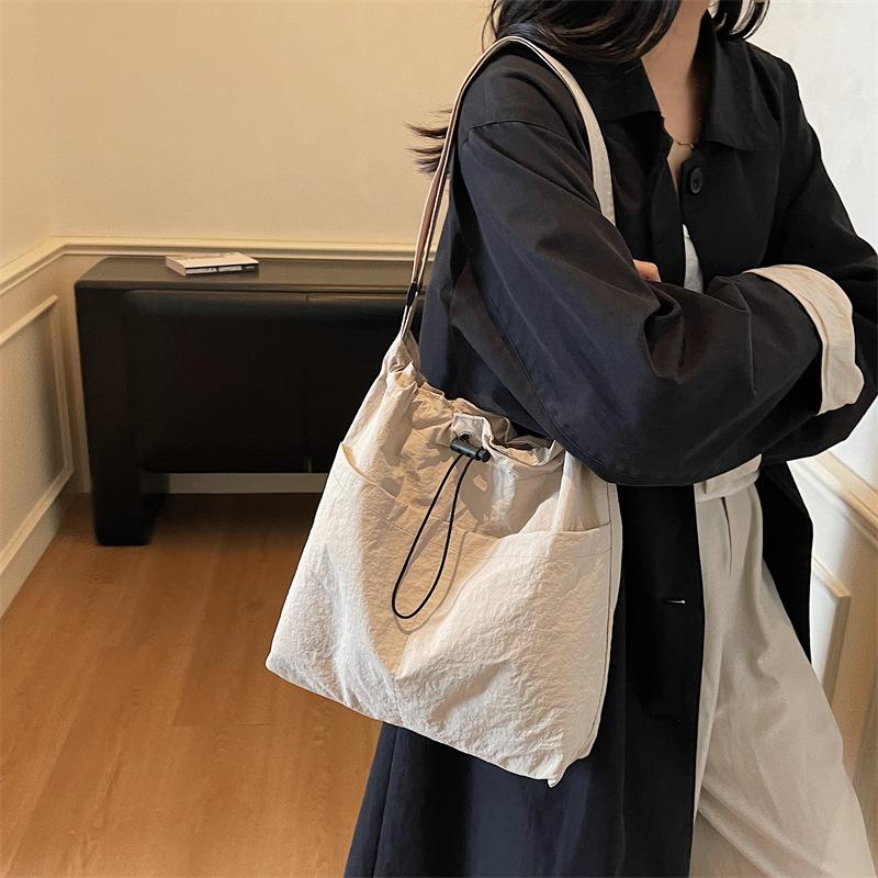 Rear zipper drawstring casual bag women's new fashion large cloth bag large capacity tote bag class commuter messenger bag