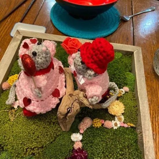 1 Pair Crocheted Mouse Couple Handmade Crochet Mice Ornaments Valentine's Day Decor Mice Doll for Desk Mantel Bedside Table