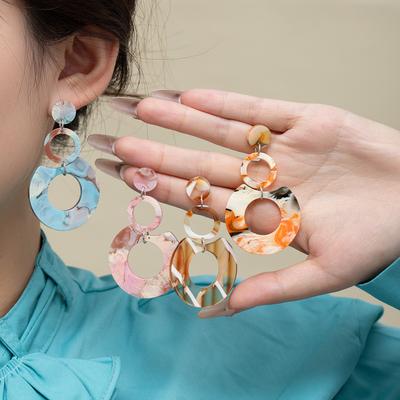 Boucles d'oreilles à chaîne design mode atmosphérique simple couleur bonbon haut de gamme Boucles d'oreilles à tige couleur dopamine pour femmes