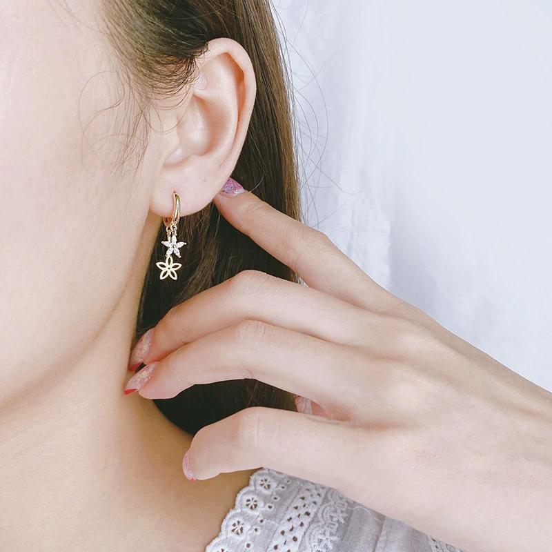 Minimalistische Hohl-Weiße Zirkon-Sternblumen-Creolen für Damen, Vintage-Goldfarbe, Ohrbügel, Hochzeits Schmuck, Valentinstagsgeschenk