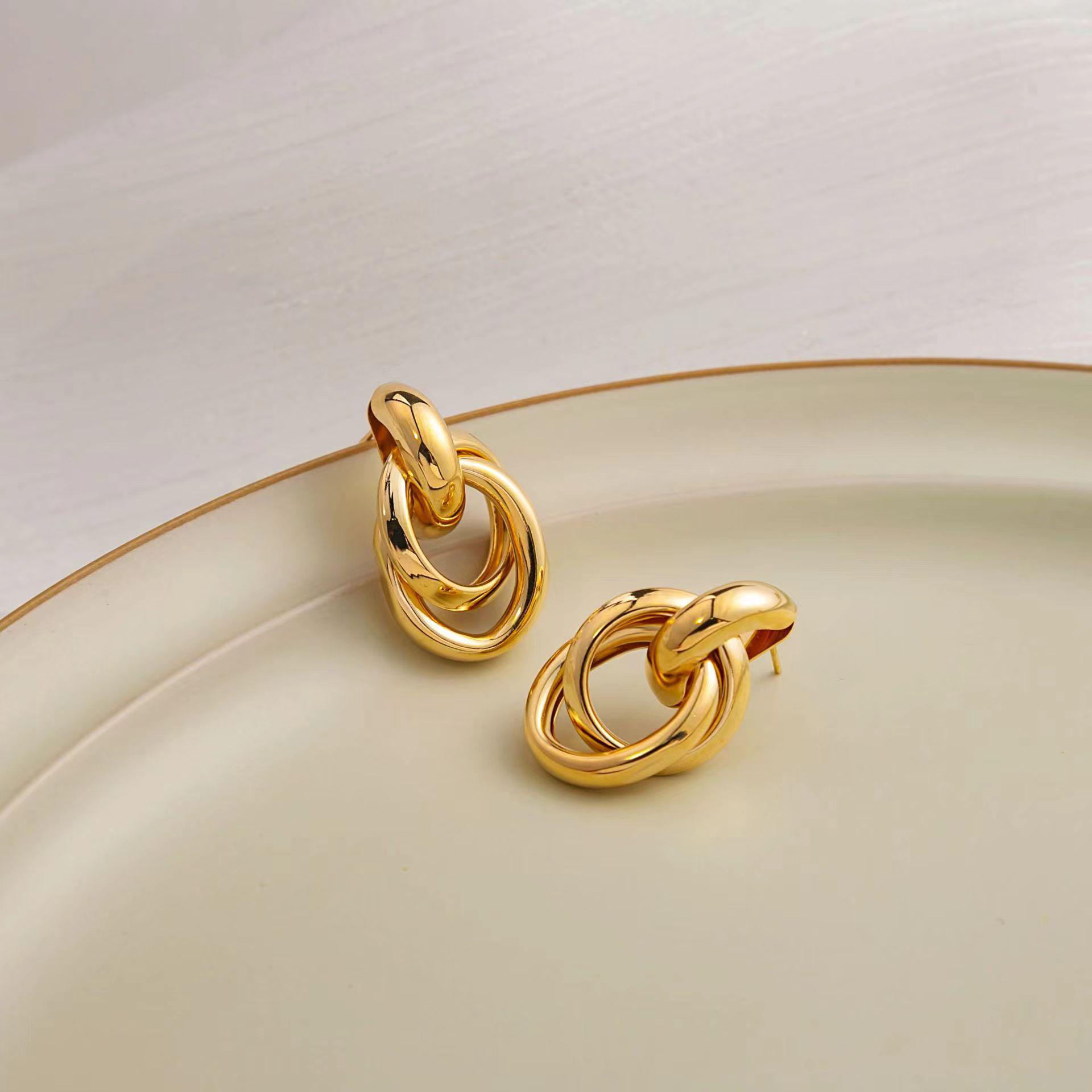 

Европейско-американские геометрические серьги-кольца с закруткой – Стильные, многослойные и универсальные