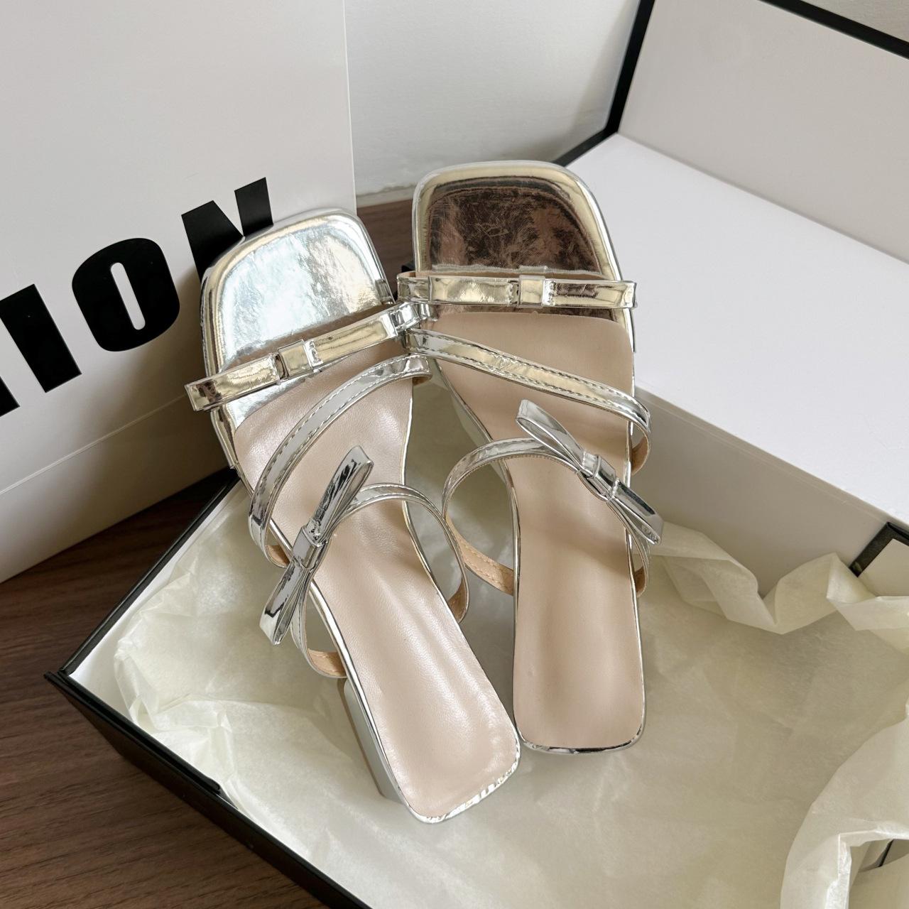 

Летние новые шлепанцы с толстым каблуком и открытым носком, прохладные, туфельки феи, сандалии с юбкой, на каждый день 35 серебряный