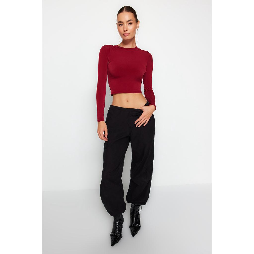 Schwarze, eng anliegende, eng anliegende, dehnbare Strickbluse mit hohem Kragen und gerafften Ärmeln Twoaw23el01391