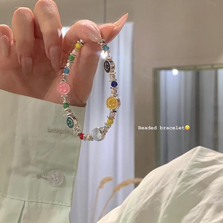 Dopaminfärgade Pärlarmband med Smiley Face Armband för Kvinnor Ljus Lyx Nisch Exklusiv Nischdesign Flickvän Student Hand Smycke