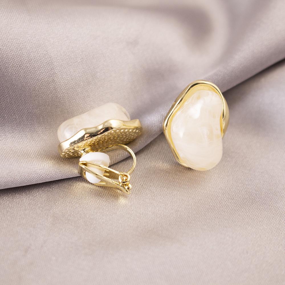 Brincos de pressão triangulares elegantes para orelhas não furadas - Versáteis e com um toque de luxo leve para o uso diário.