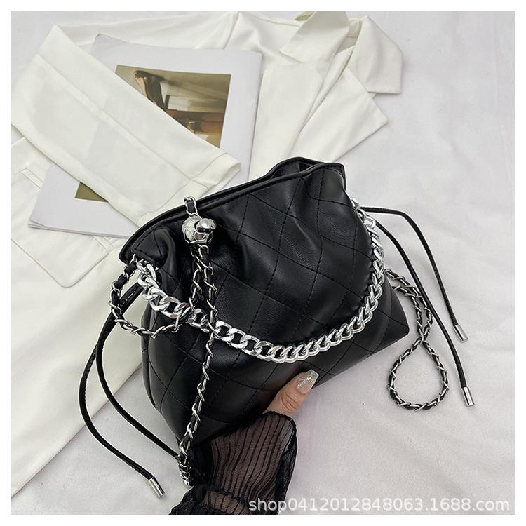 

2025 новый нишевый дизайн сумка-ведро модная сумка-мессенджер на цепочке с бриллиантами зарубежная дорожная сумка на плечо чёрный