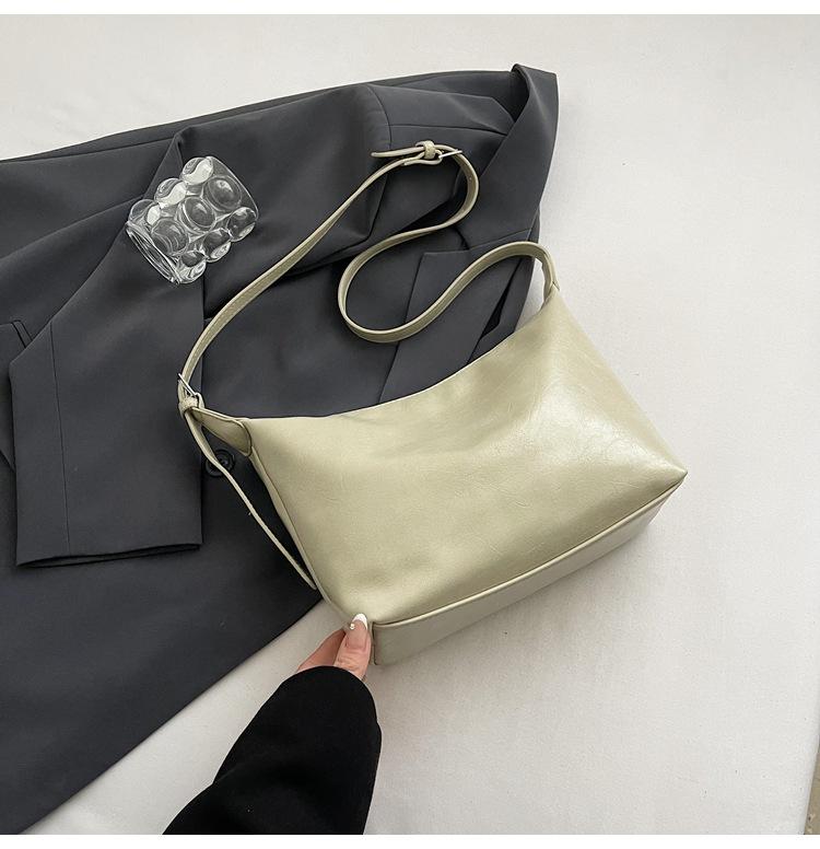 

Korean version of niche simple underarm bag women s 2025 new casual fashion versatile shoulder bag daily commuter messenger bag