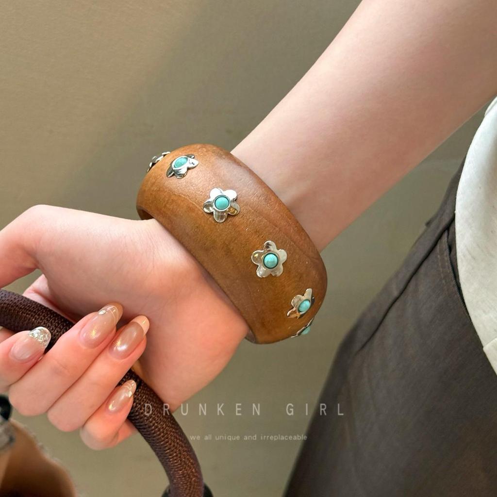 Acrylic Flower Open Bangle: Creative & Exaggerated Bracelet for Women