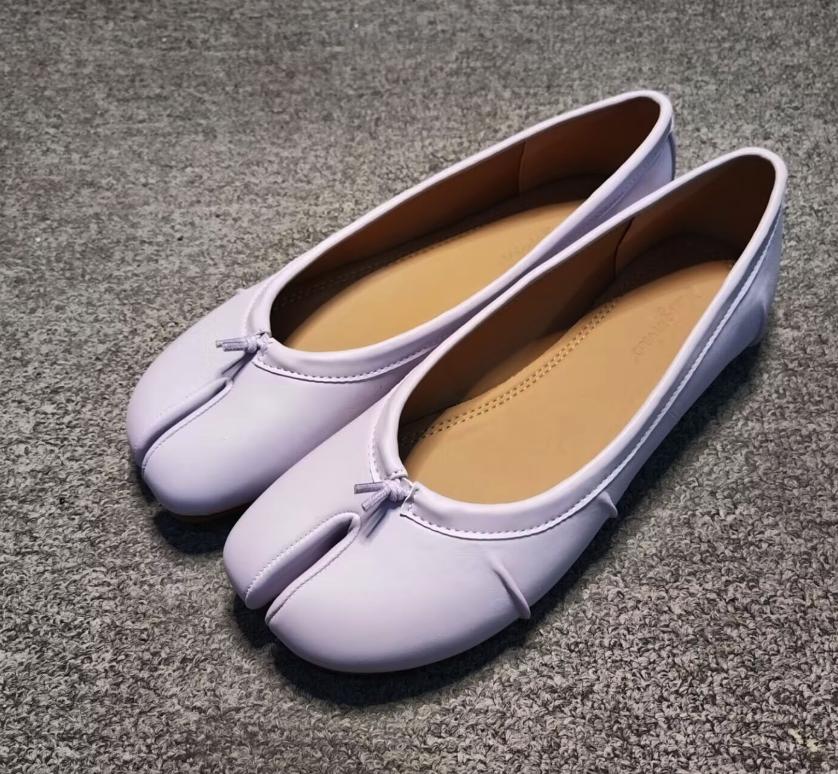 2026 Ballerine da donna con punta divisa Scarpe Tabi alla moda Mocassini slip-on casual da donna Espadrillas in pelle plissettata Zapatillas Mujer