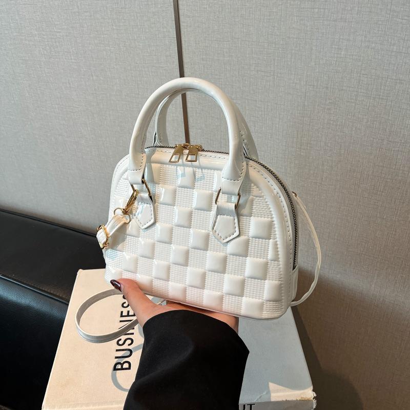 

Трендовая текстурированная женская сумка 2025 новая тисненая клетка ракушка универсальная на плечо подмышку женская сумочка белый