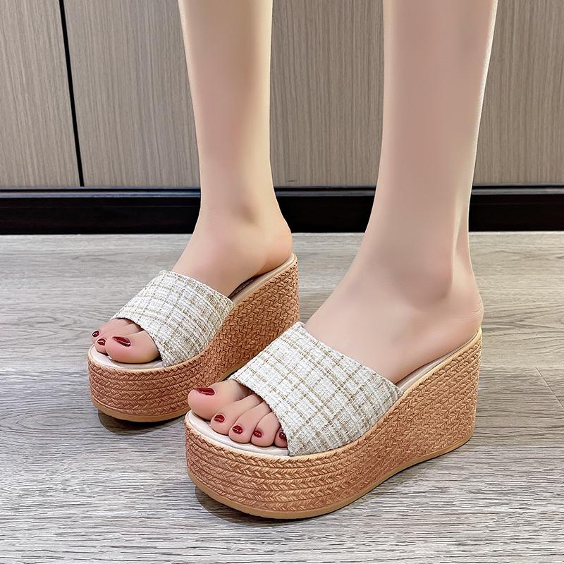 Female Shoes on Sale 2024 High Quality Modem Slippers Women's Slippers Summer Beach Slippers Women Round Toe Ladies Slippers