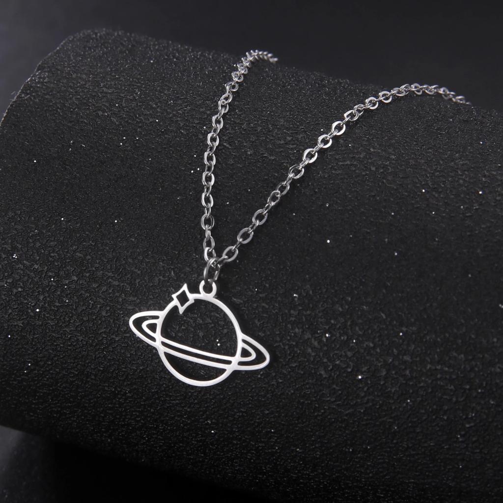 Collana Girocollo Cazador Trendy Pianeta Saturno Universo per Donna Acciaio Inossidabile Catena Collo Gioielli Regalo di Compleanno