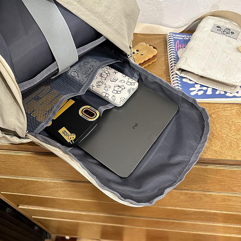 Simple Student Backpack with Large Capacity Multiple Pockets Casual and Lightweight Suitable for Daily and Student Use