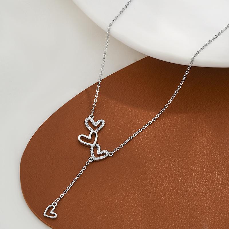 Necklaces  Premium Feeling Hollowed Out Heart Necklace Delicate Simple Sweater Chain for Women Charms Fashion Vintage Pendant Jewelry