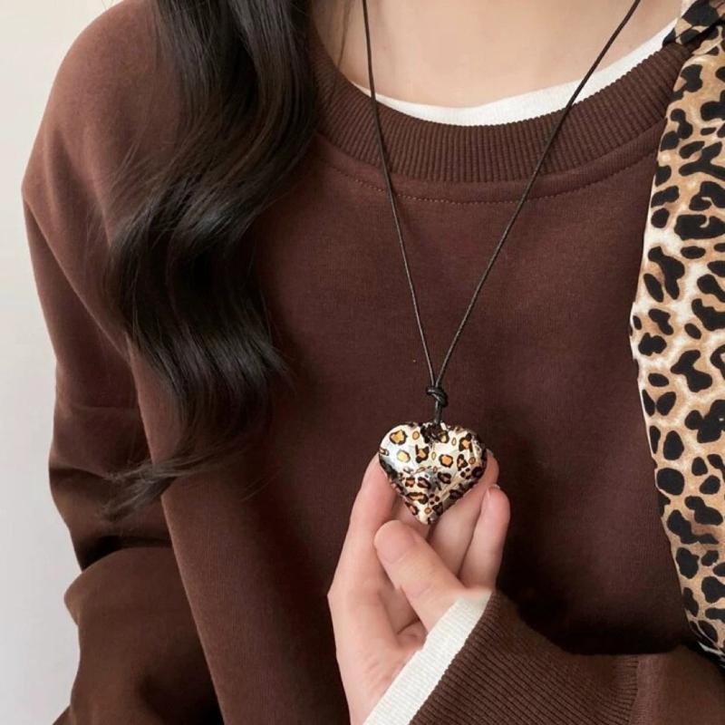Colier cu pandantiv inimă leopard din aliaj robust și rășină, accesoriu de modă pentru femei și bărbați, bijuterii cu lanț lung argintiu