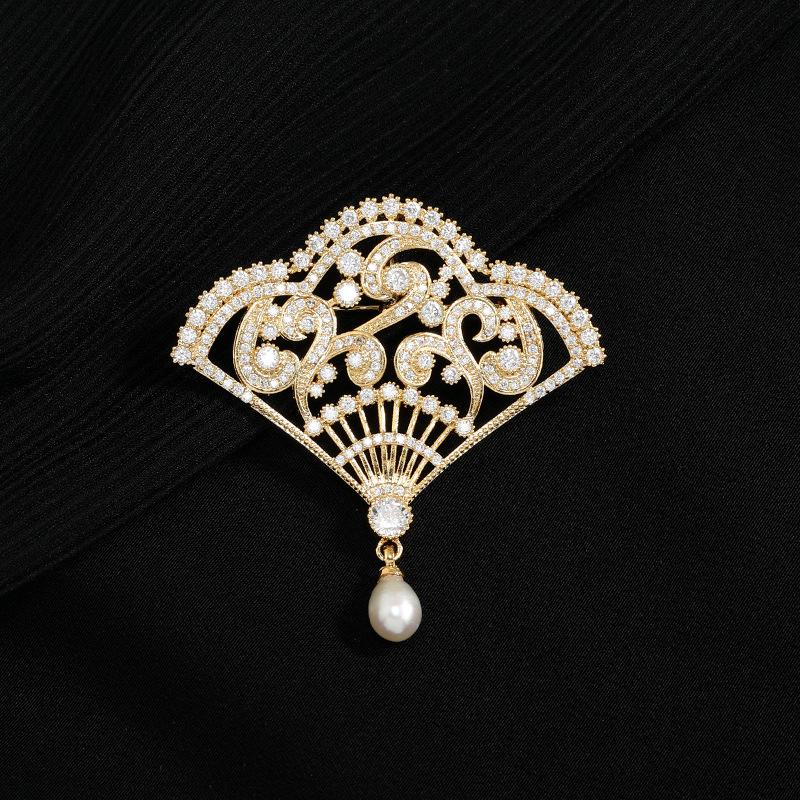 

Брошь-веер в китайском стиле, ретро, элегантный темперамент, корсаж из пресноводного жемчуга, изысканная булавка-веер для пиджака.