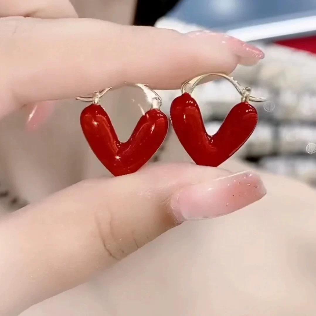 

Zhou Yutong s same earrings drip oil, colored love ear buckles, women s high-end niche design, versatile new earrings. червоний