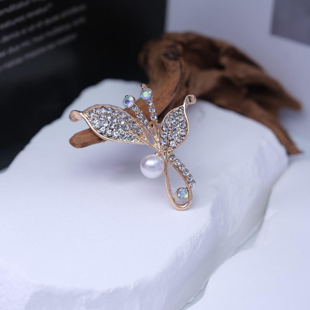 Elegant Two-Leaf Pearl Brooch Pin - Versatile High-End Women's Fashion Accessory for Low-Cut Garments
