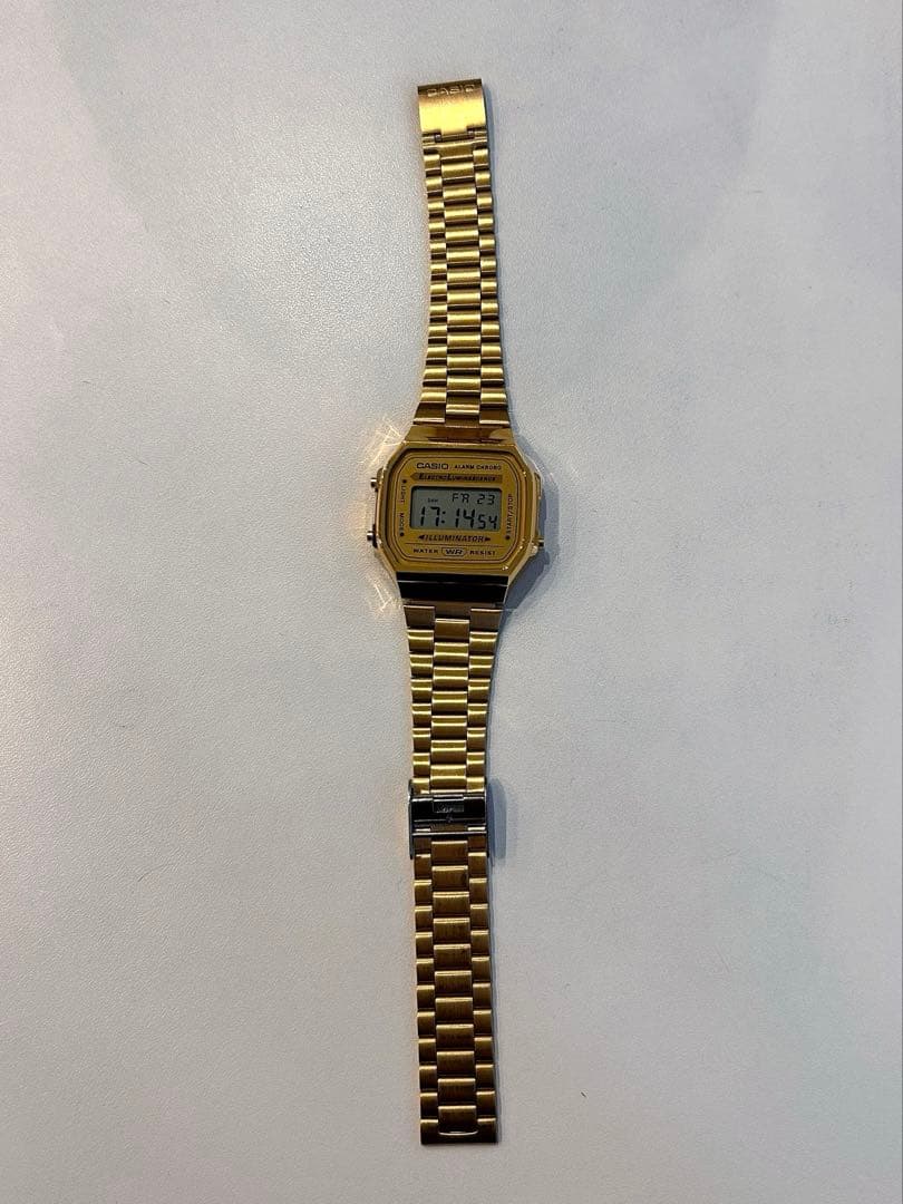 

Casio A168 отличное состояние золото.