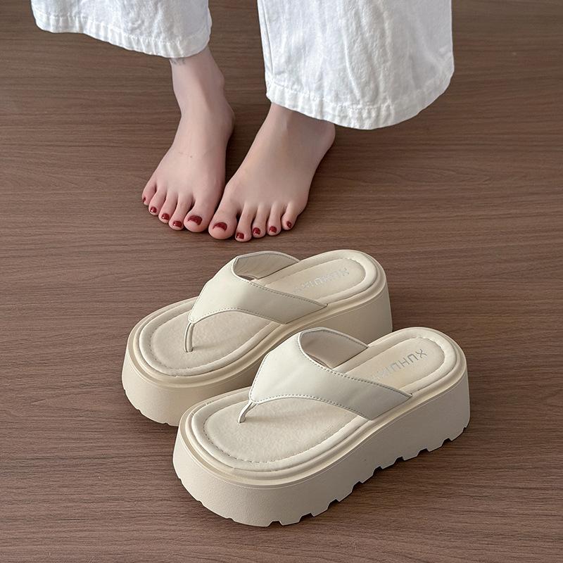 

Маленькие шлепанцы на толстой подошве для женщин, чтобы носить летом 2025 года, новые высококлассные серебристые шлепанцы с перемычкой для пальца 40 бежевый