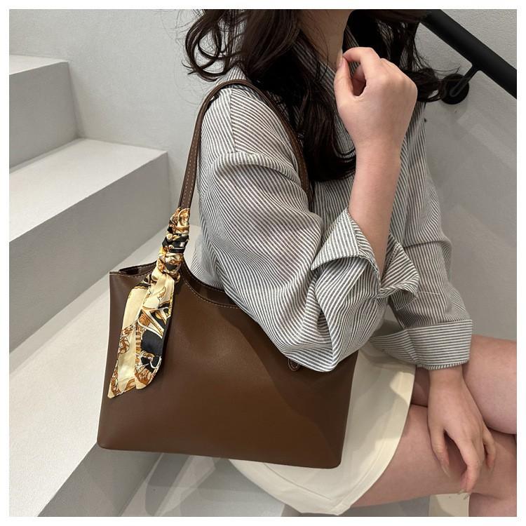 New Retro Large Capacity Tote Bag for Women Versatile Street Style Shoulder Handbag Casual Commuter Work Bag KTB
