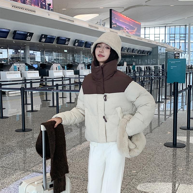 New cotton-padded clothes for women are loose and thickened in winter, cotton-padded jackets, and small jackets are trendy.