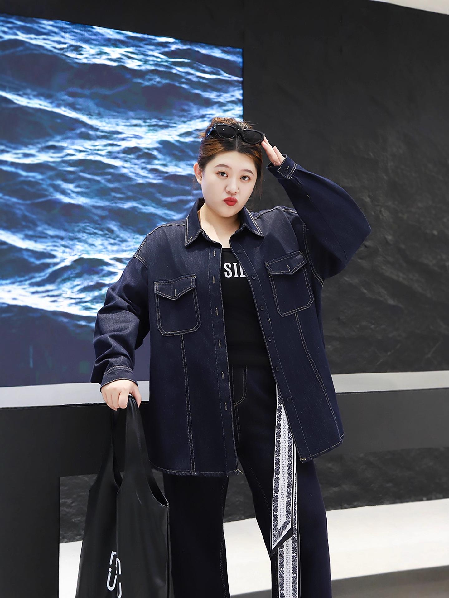 

Осень 2025 Женская джинсовая куртка-рубашка в стиле ретро больших размеров – Свободная повседневная, отложной воротник, длинный рукав 7XL (Recommended weight 240-300 jin) джинсовый синий