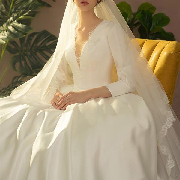 Abito da sposa leggero francese temperamento da sposa semplice retrò sottile raso vestito a porta manica lunga scollo a V abito principale da sposa
