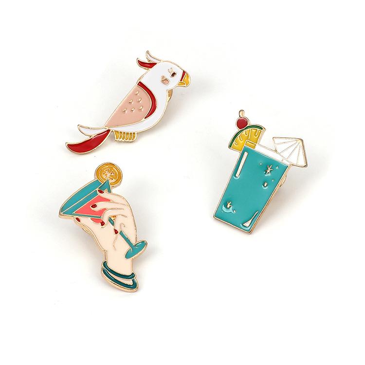 Japanese cute cartoon parrot beach cup brooch, alloy drip chest, jewelry, clothes accessories